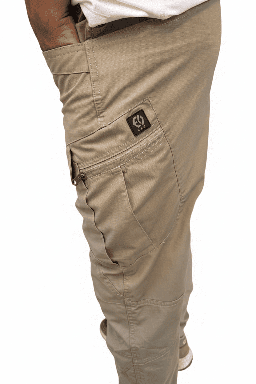 Pantalón de trekking antidesgarro ELT, resistente al agua y al viento, detalle del bolsillo, color camel