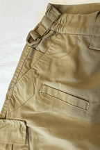 Pantalón de trekking antidesgarro ELT, resistente al agua y al viento, detalle de la cintura, color camel