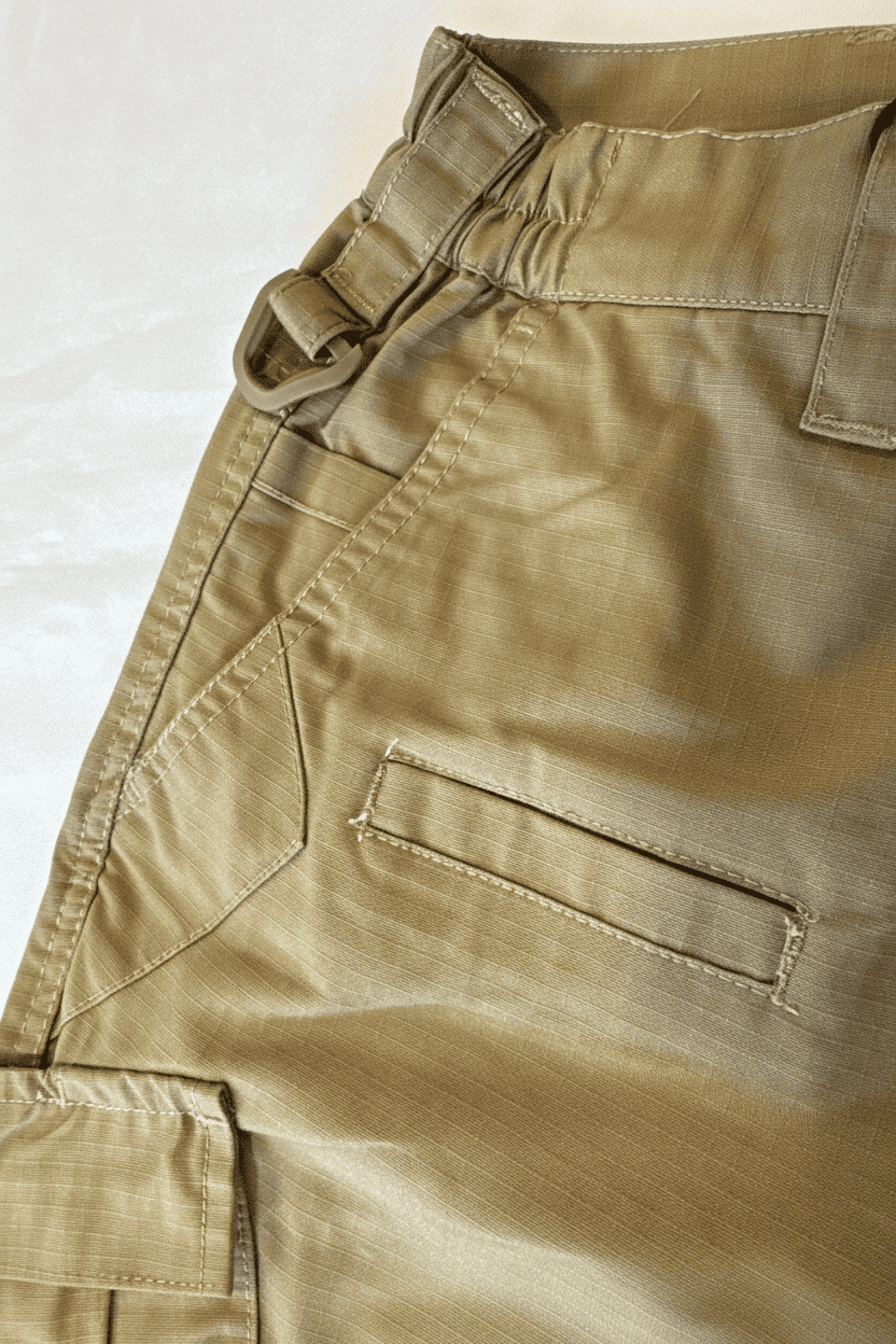 Pantalón de trekking antidesgarro ELT, resistente al agua y al viento, detalle de la cintura, color camel