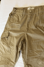 Pantalón de trekking antidesgarro ELT, resistente al agua y al viento, detalle de etiqueta, color camel