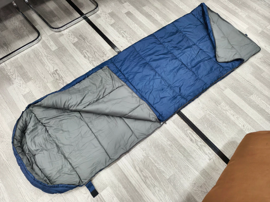 Bolsa de dormir térmica Hasliberg Explorer abierta, vista del interior y capucha