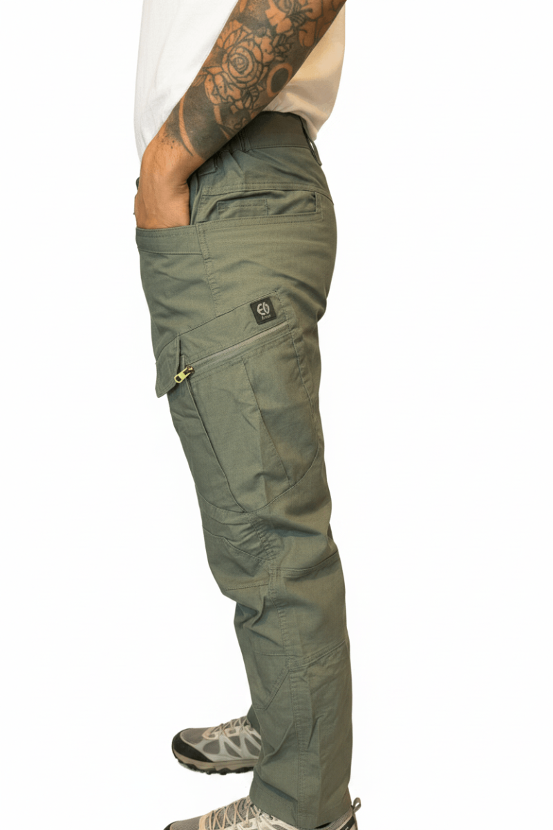 Pantalón de trekking antidesgarro ELT, resistente al agua y al viento, color verde oscuro, vista de costado