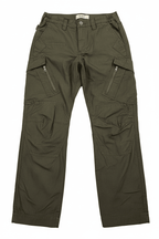 Pantalón de trekking antidesgarro ELT, resistente al agua y al viento, color verde oscuro, vista frontal profesional